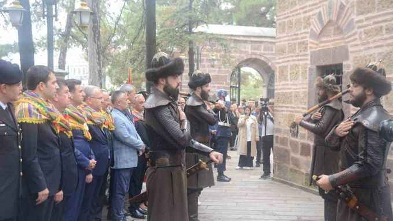 Söğüt'te Tarihi Anma Töreni: Halk Oyunları Gösterisi ile 742. Ertuğrul Gazi’yi Anma ve Yörük Şenlikleri düzenlendi!